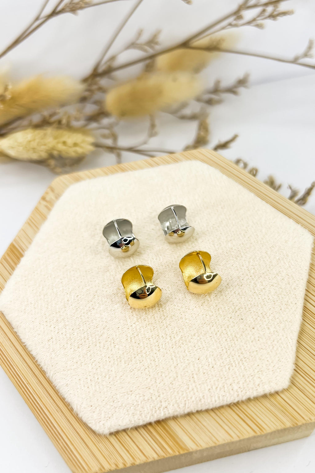18K Solid Gold Chunky Huggies - Unique - Au750 - Yellow Gold - Bestseller Gift - Christmas Gift - Gift for Her - Birthday Gift