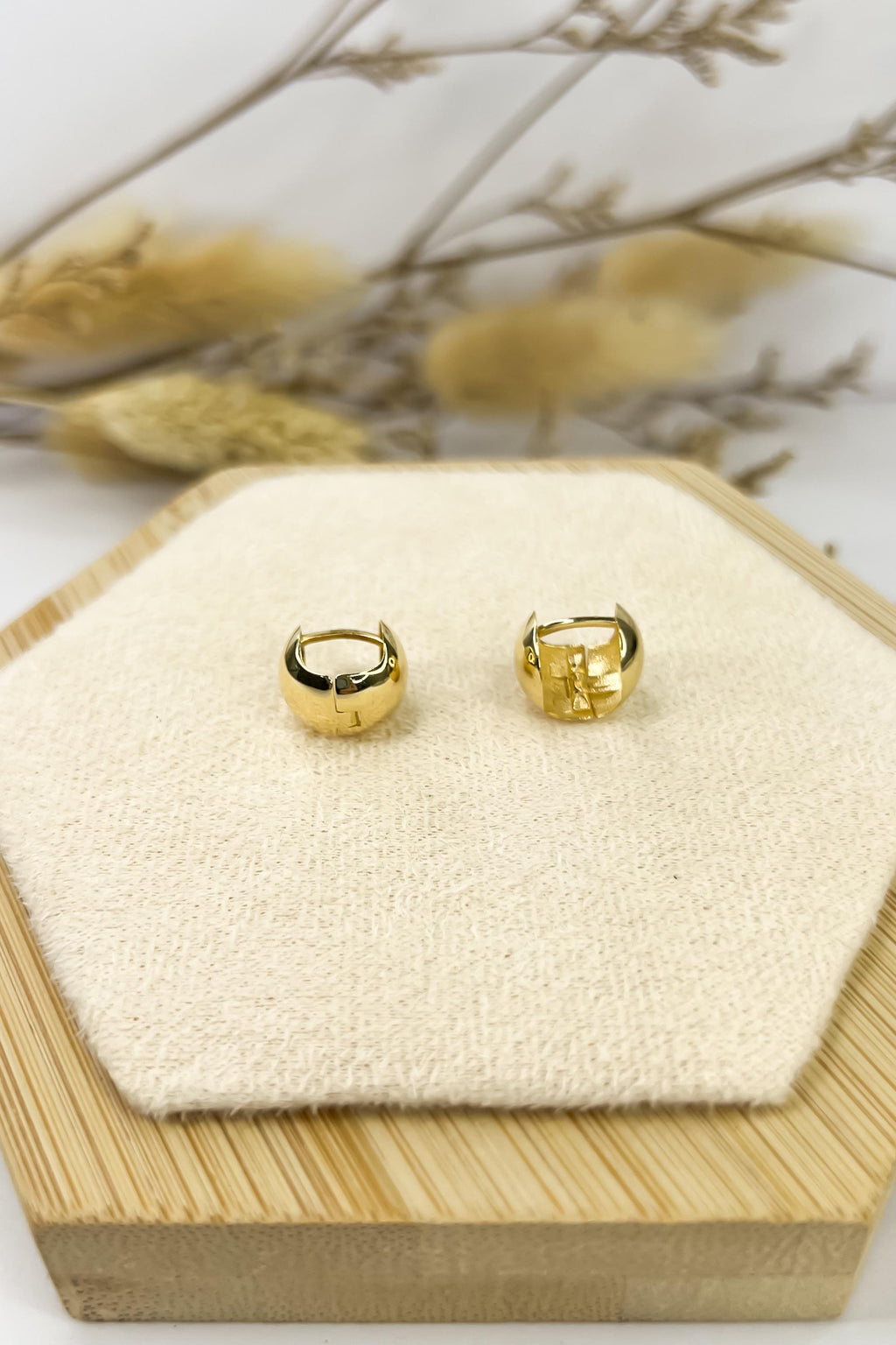18K Solid Gold Chunky Huggies - Unique - Au750 - Yellow Gold - Bestseller Gift - Christmas Gift - Gift for Her - Birthday Gift